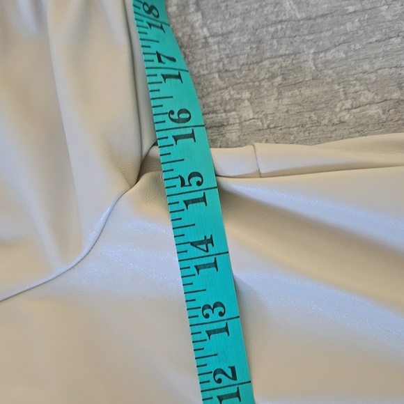 HOUSE OF HARLOW 1960  cream faux leather collared mini dress. Size XS - Picture 10 of 12